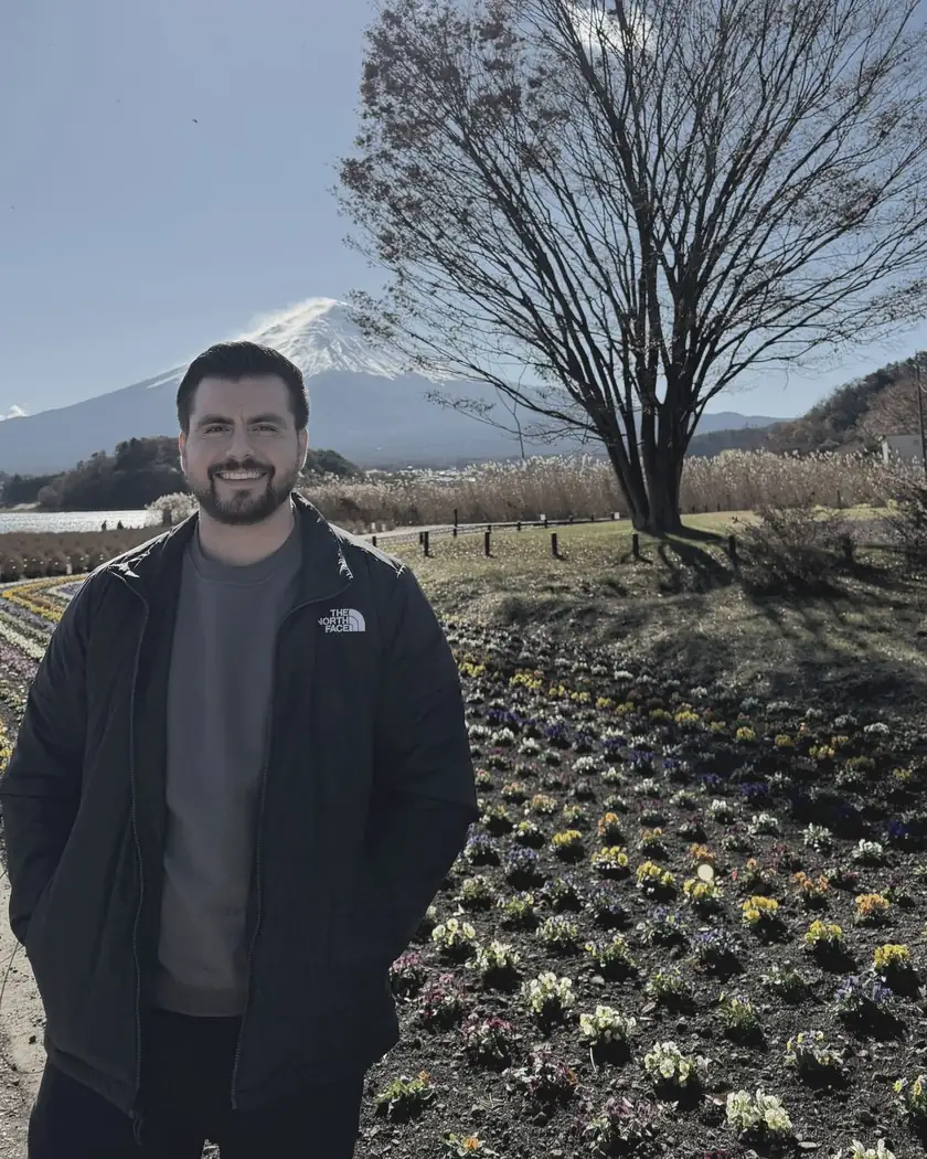 Adalberto in front of Mount Fuji, December 2025